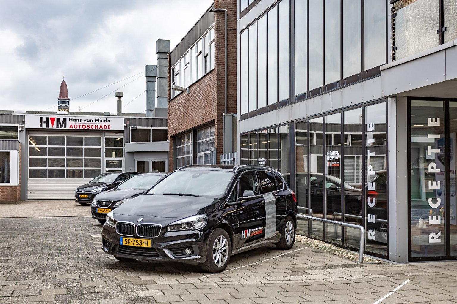 Autospuiter bij Hans van Mierlo Autoschade in Waalwijk