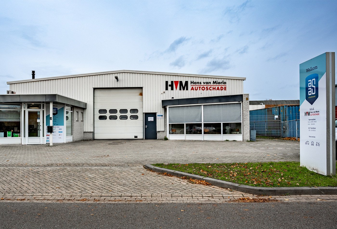 Autospuiter bij Hans van Mierlo Autoschade in Udenhout