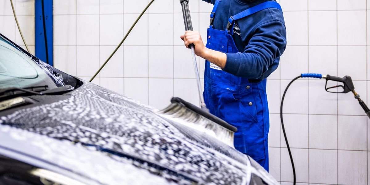 Autowasser bij Autoschade Dubbeldam Dordrecht