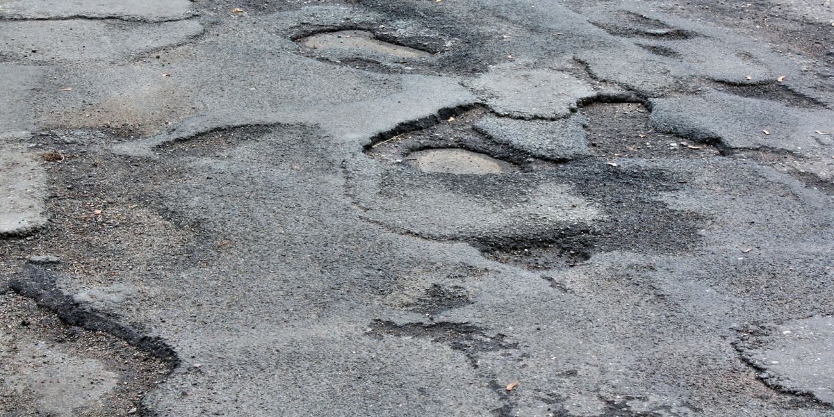 Hoe slecht wegdek je auto kan beschadigen