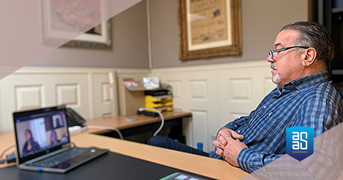 Gerard Dickhoff van A.A.S. Dick’s Autoschade in gesprek met Europees Parlementslid