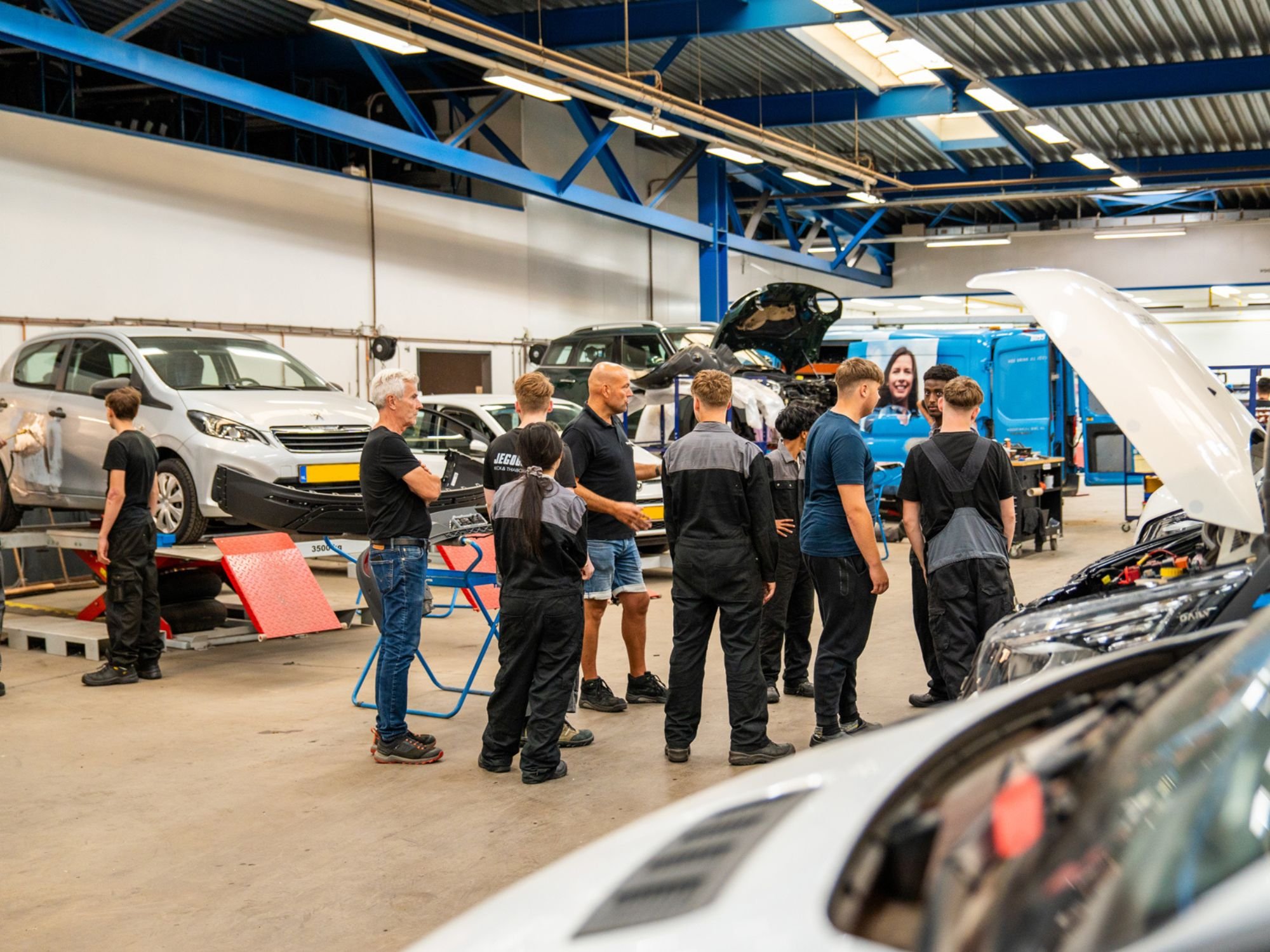 Hoe WellColl jongeren inspireert voor het schadeherstelvak: een kijkje in de werkplaats