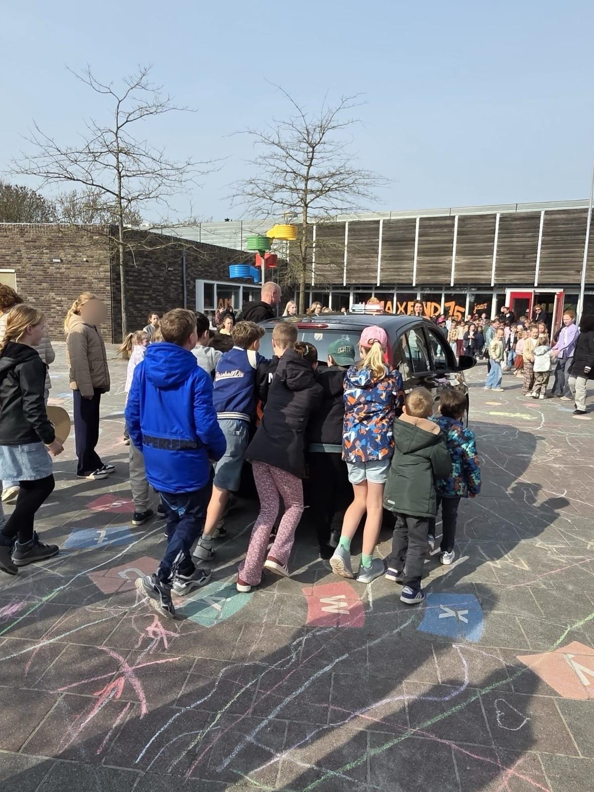 AutoLab | Auto wordt de school ingeduwd